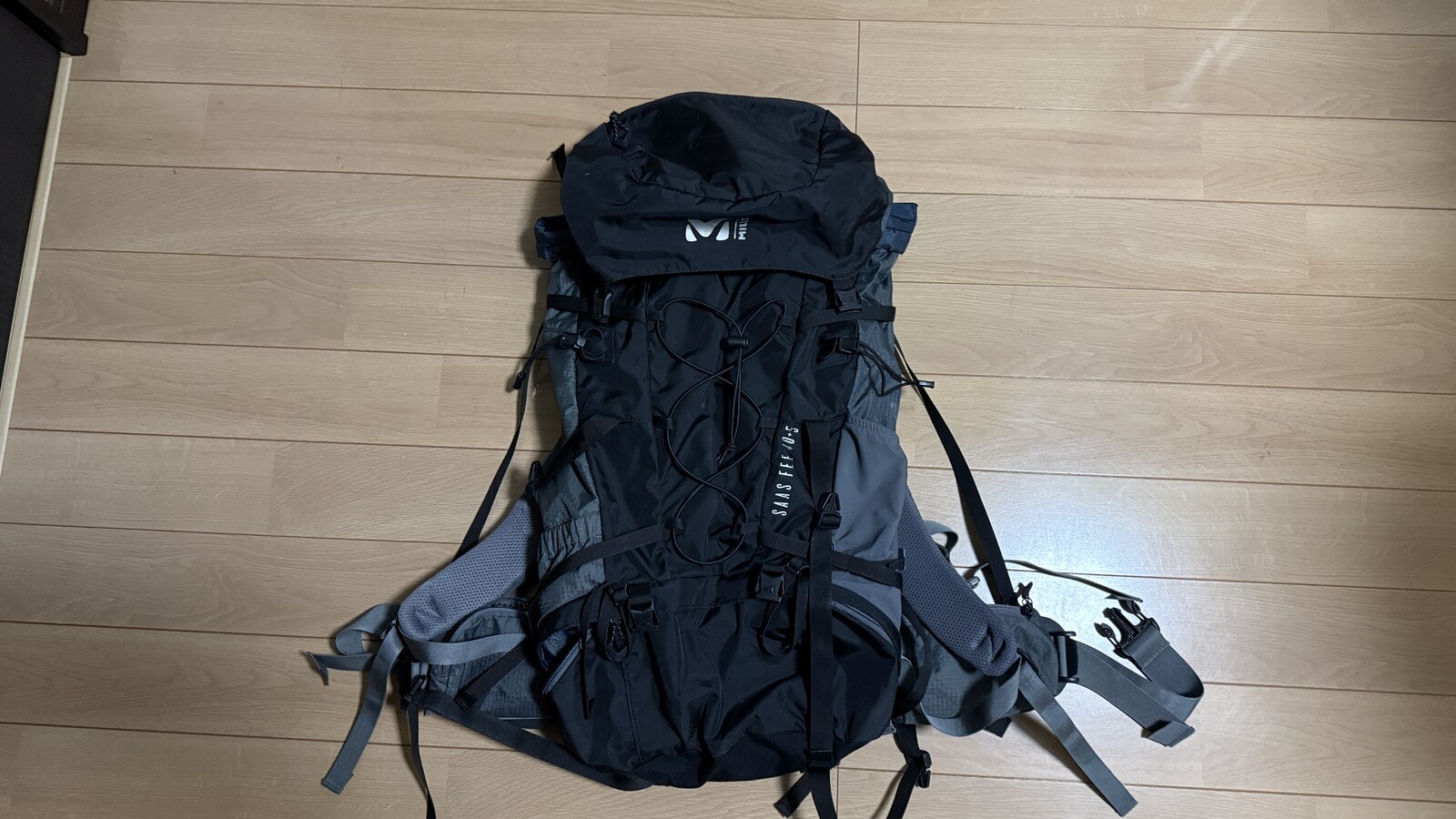 MILLET SAAS FEE 40+5 の正面。雨蓋つきの縦長のザック