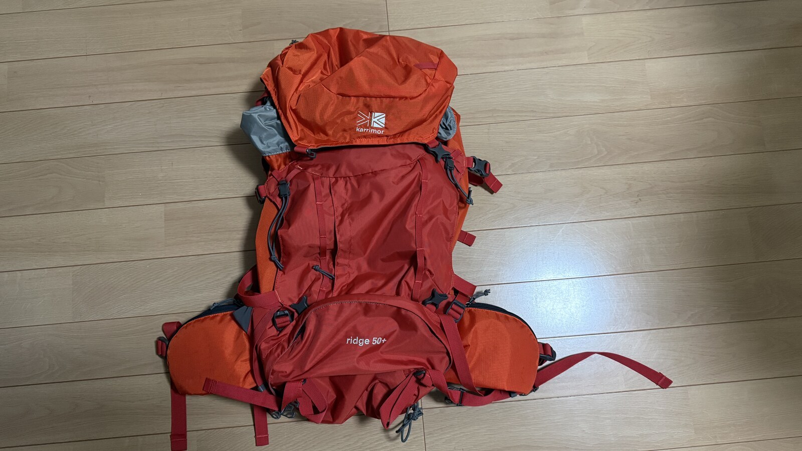 karrimor ridge 50+ の正面。オレンジの大型ザック