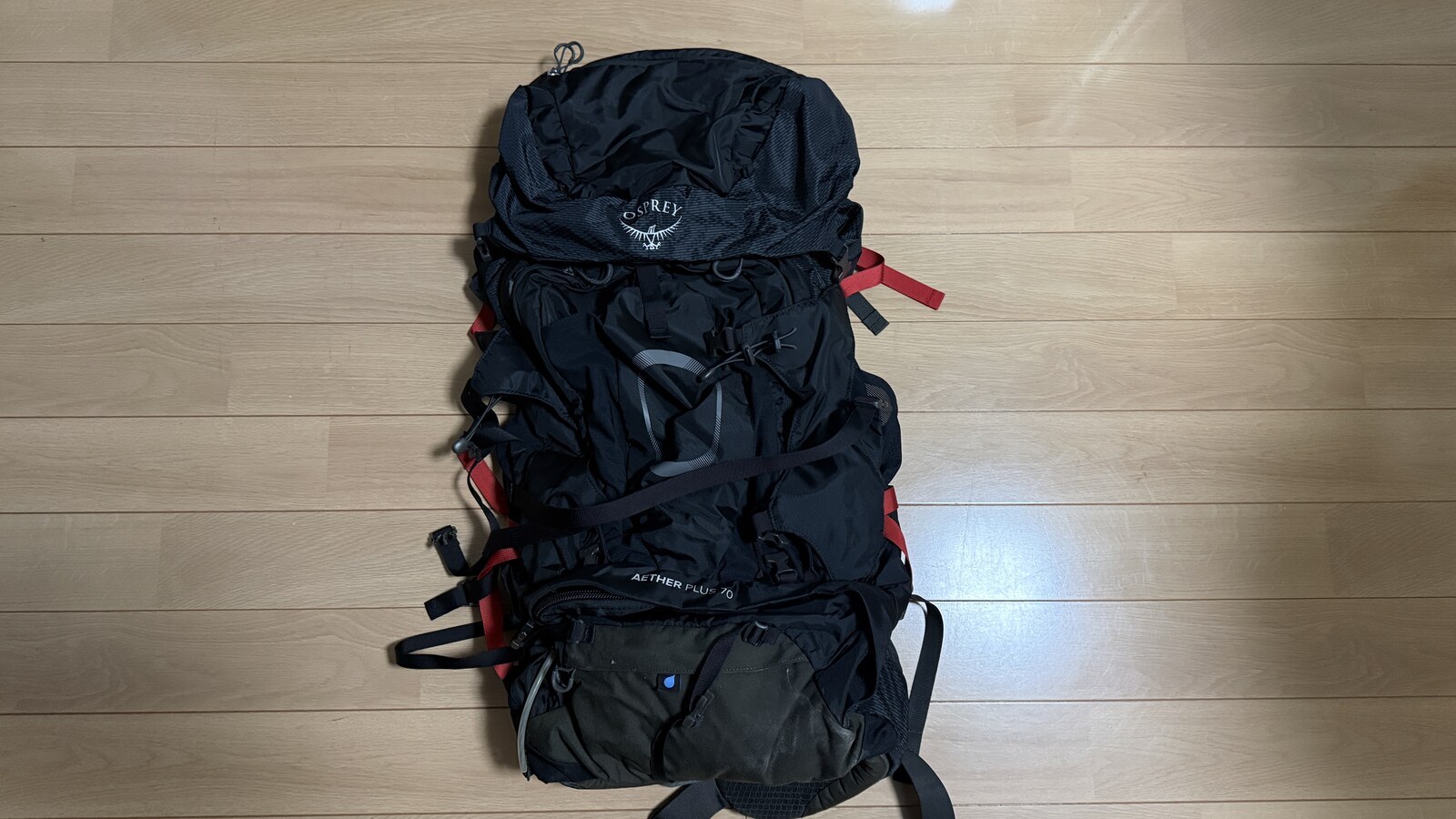 OSPREY AETHER PLUS 70 の正面。黒い大型ザック