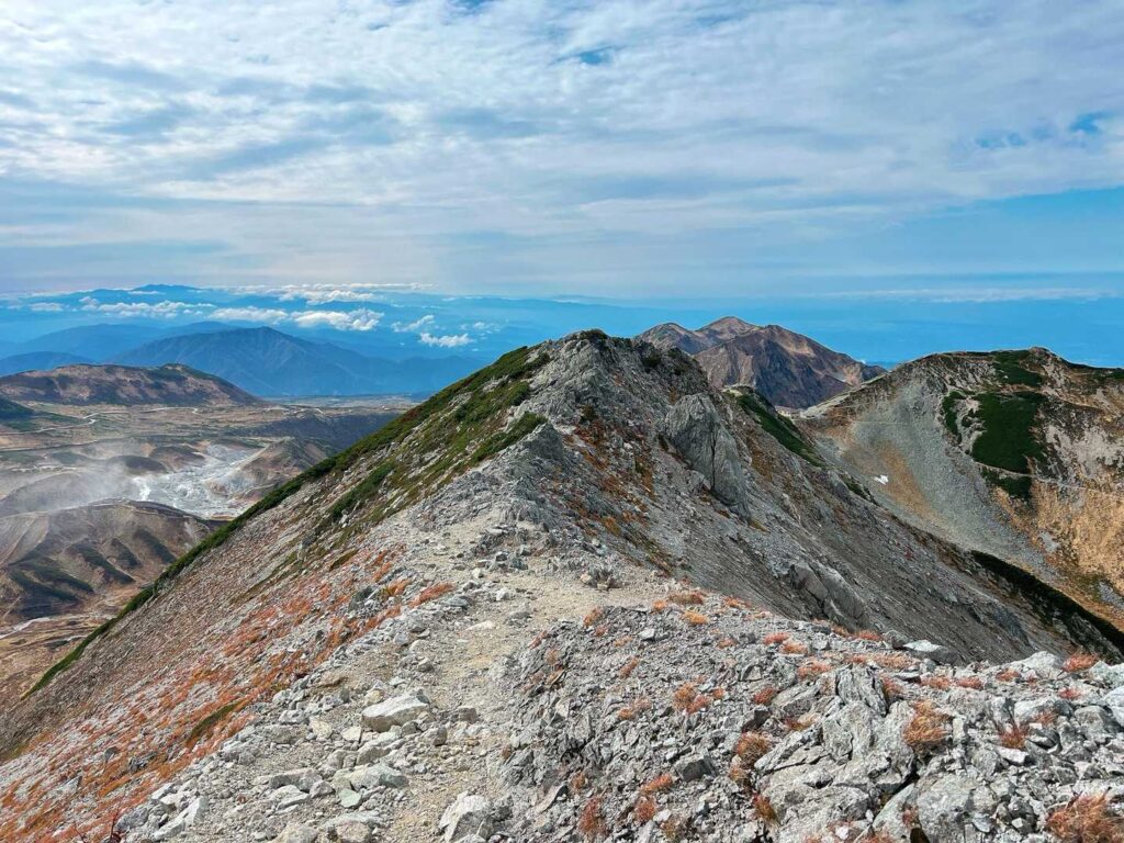 歩いてきた立山の稜線を振り返る