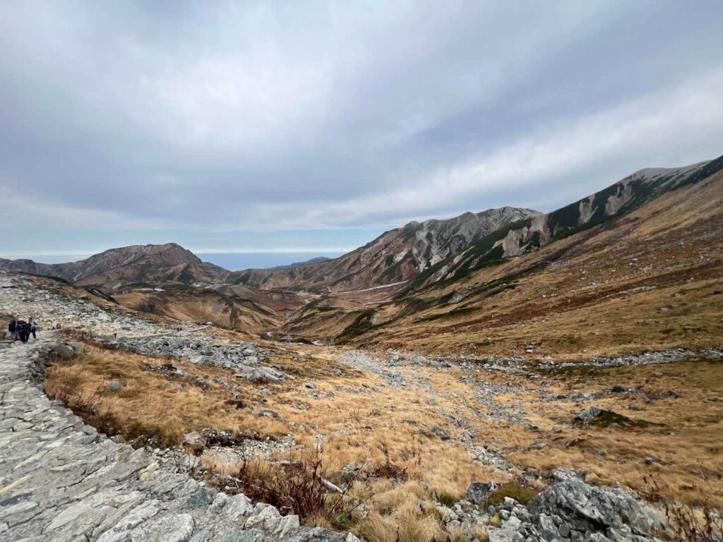 室堂から雄山への石畳の登山道