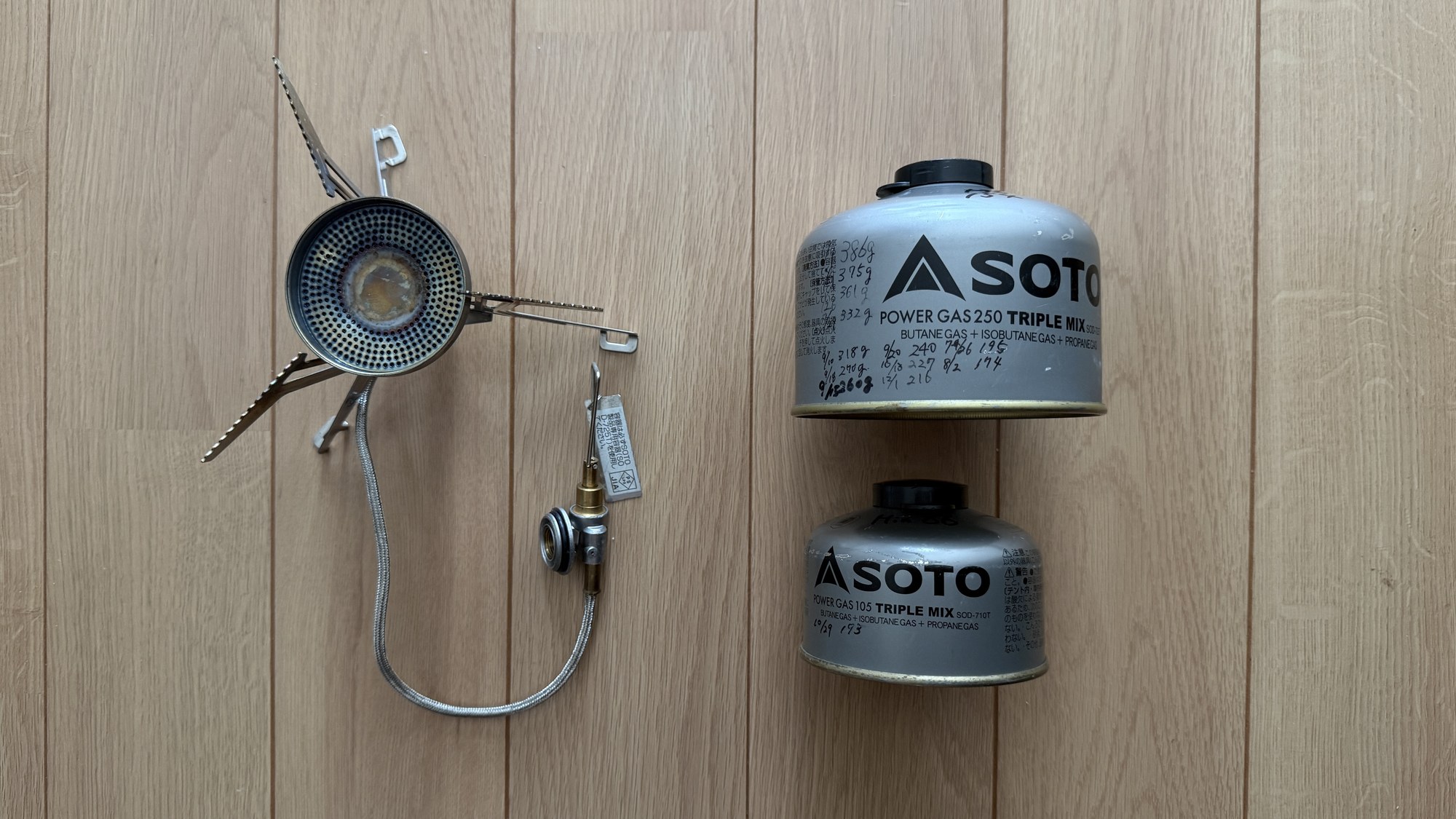 SOTOのガス缶と手書きの重量記録