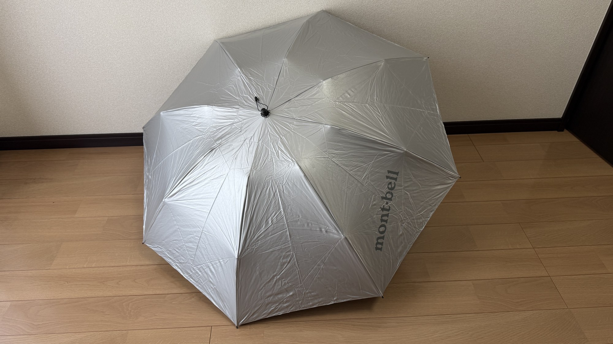モンベルの折りたたみ日傘(サンブロックアンブレラ)を開いた状態