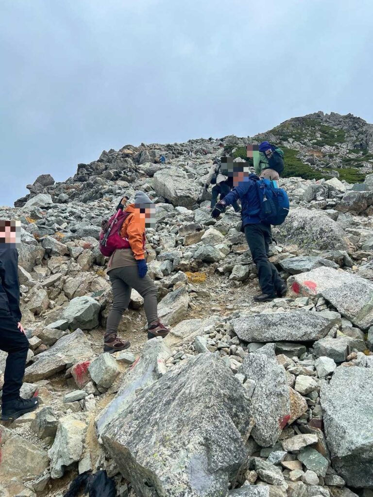 雄山への岩場に付けられた赤い目印