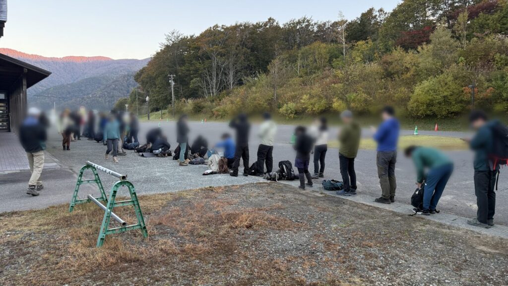 バス乗り場には朝から長い行列