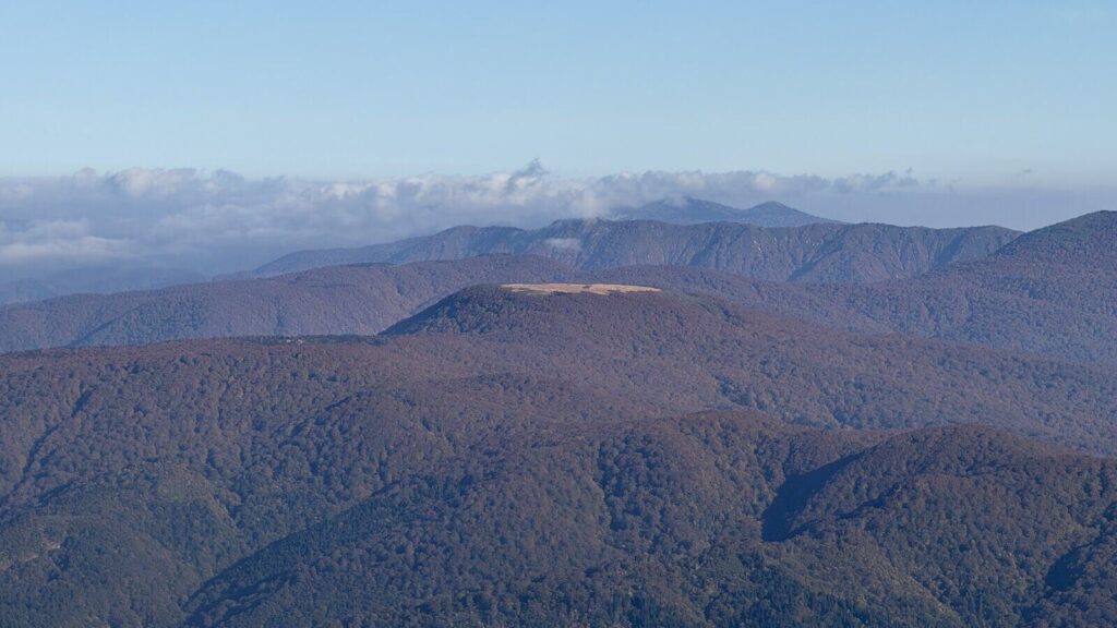 山頂が平べったい山。地図で見ると大白森のようです