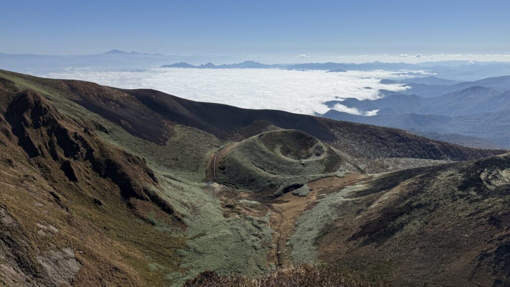 丸い山頂に火口のくぼみ。小岳です