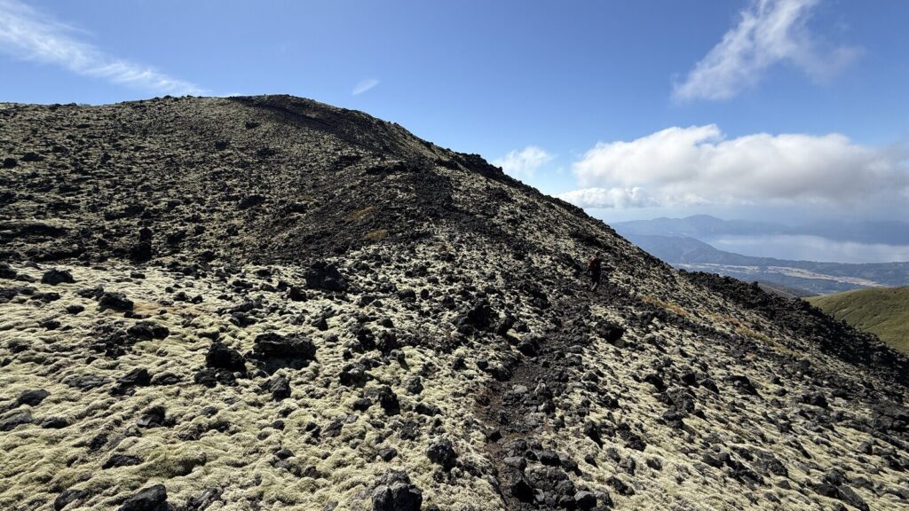 女岳への登り。溶岩の上に緑の苔