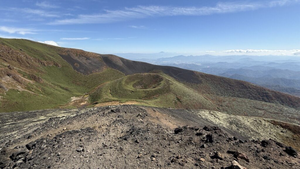 女岳の山頂から見た小岳