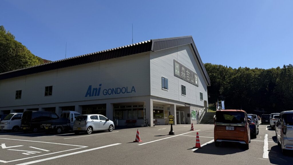 阿仁スキー場のゴンドラ山麓駅。ここに車を止めて乗ります