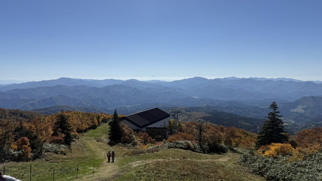 ゴンドラ山頂駅を降りたところ。もう視界が開けています