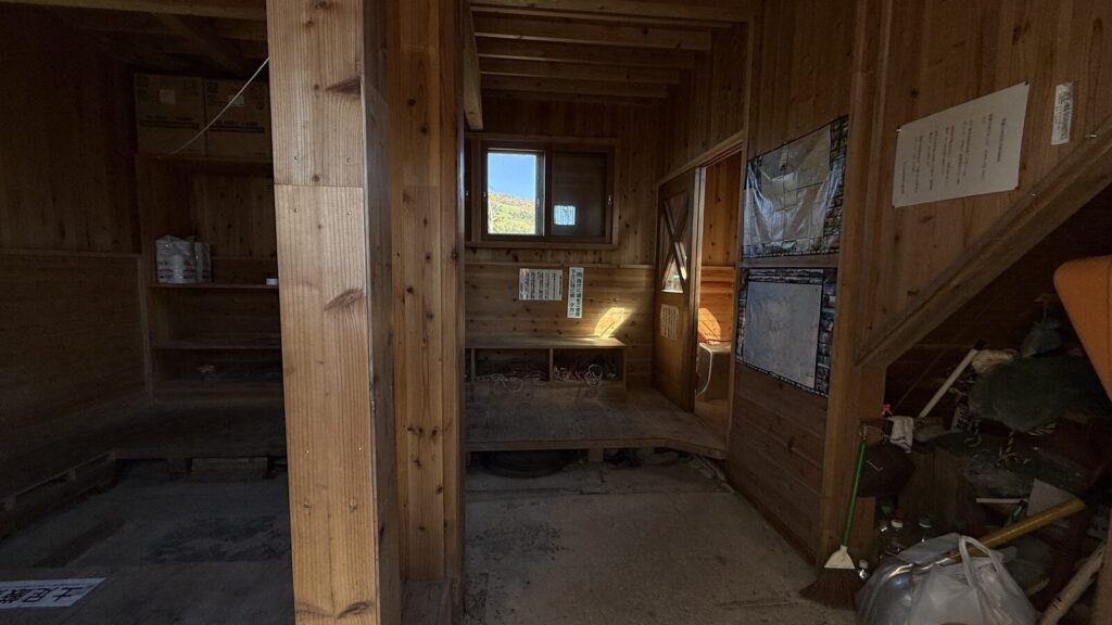 阿仁避難小屋の中。とてもきれいです