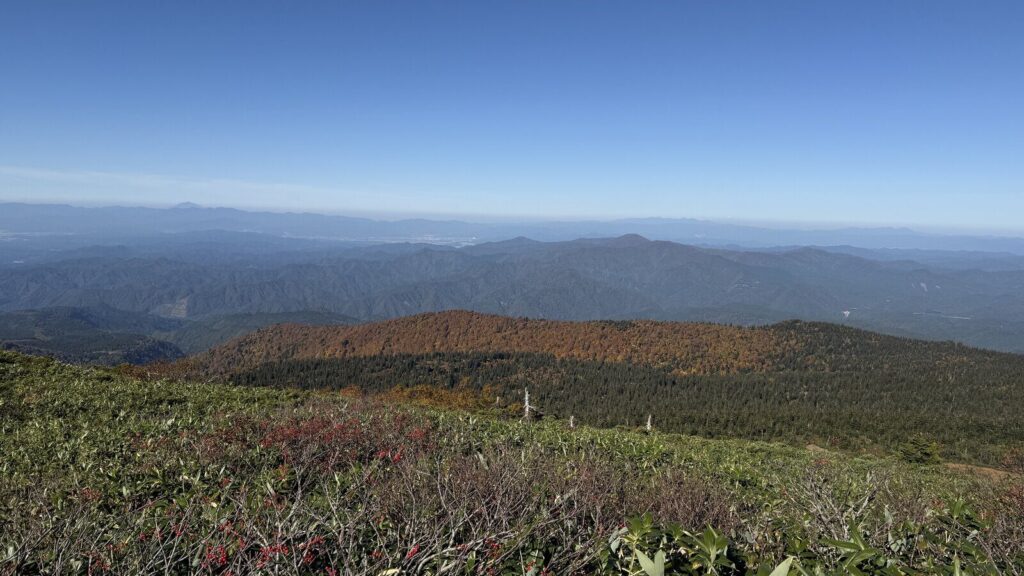 山頂から東北の山々を見渡す