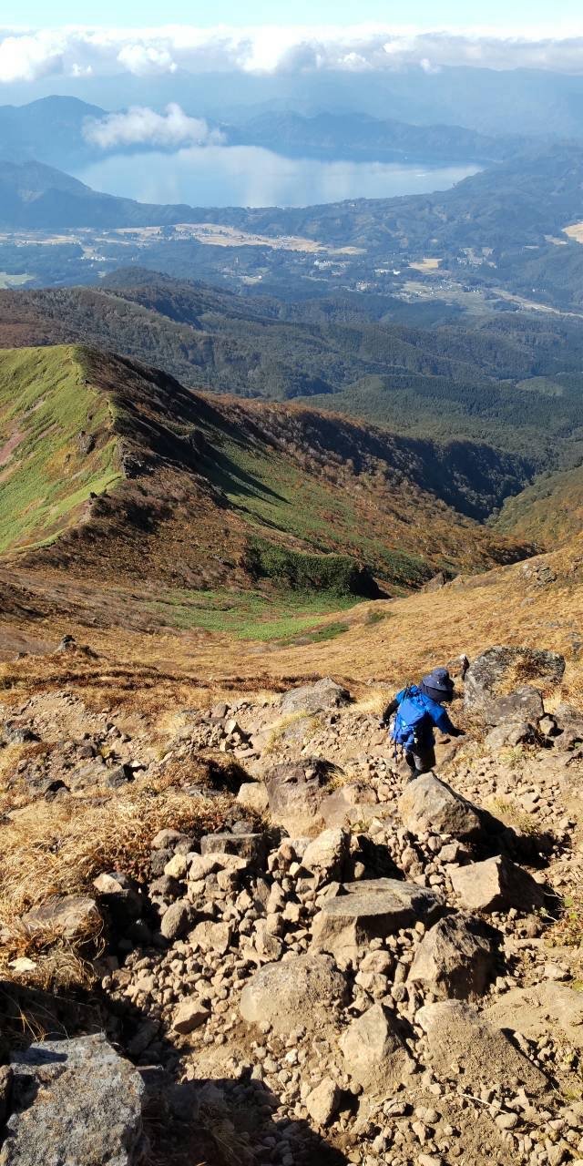 秋田駒ヶ岳 男岳からのザレた下り
