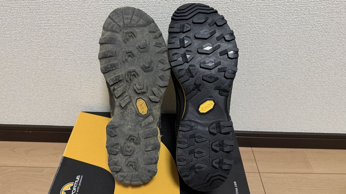 旧 TX5 Low GTX(左)と TX5 EVO GTX(右)の靴底を並べた写真